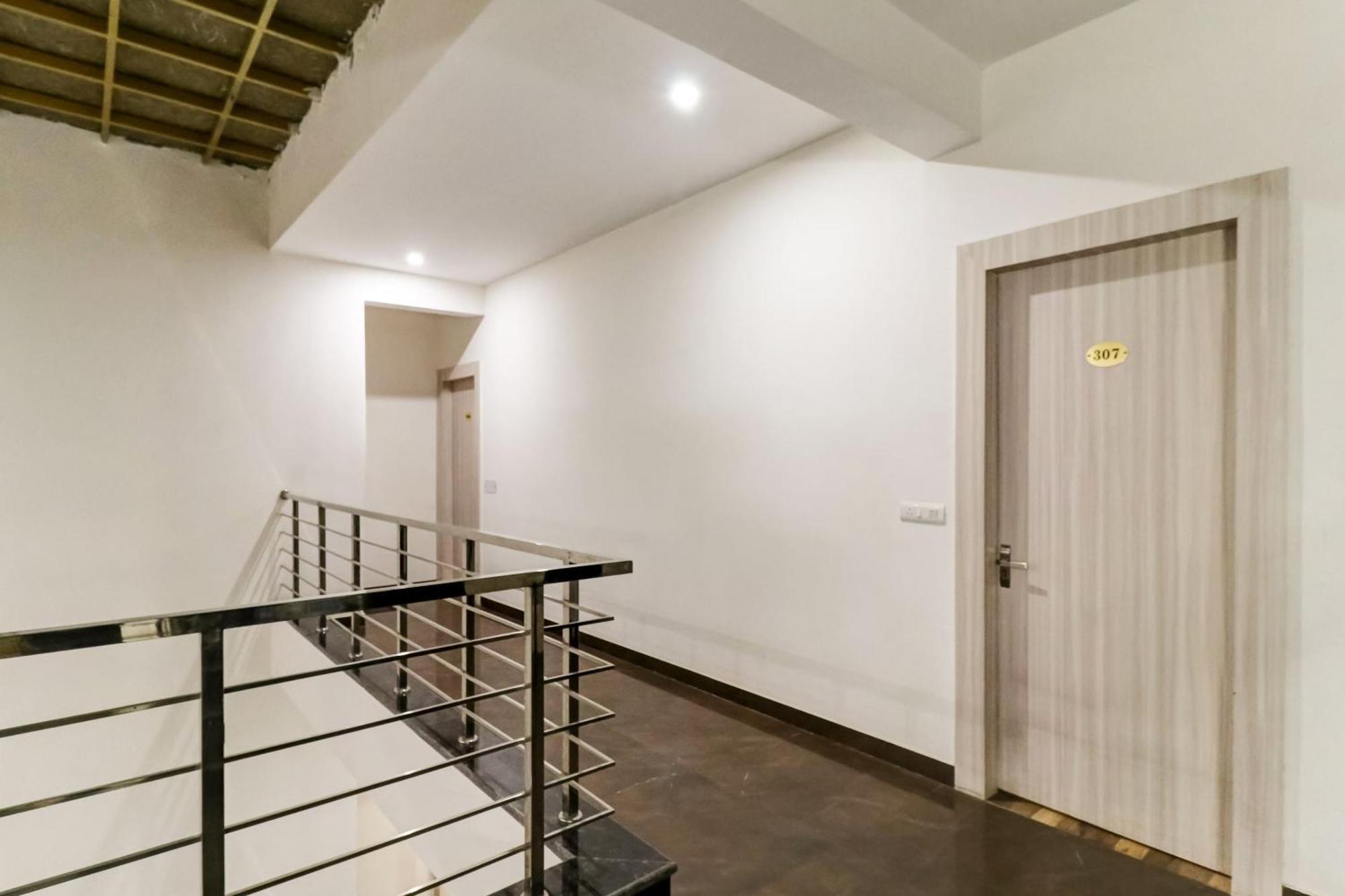Townhouse Skylight Near Medanta Hospital Hotel Гургаон Екстериор снимка