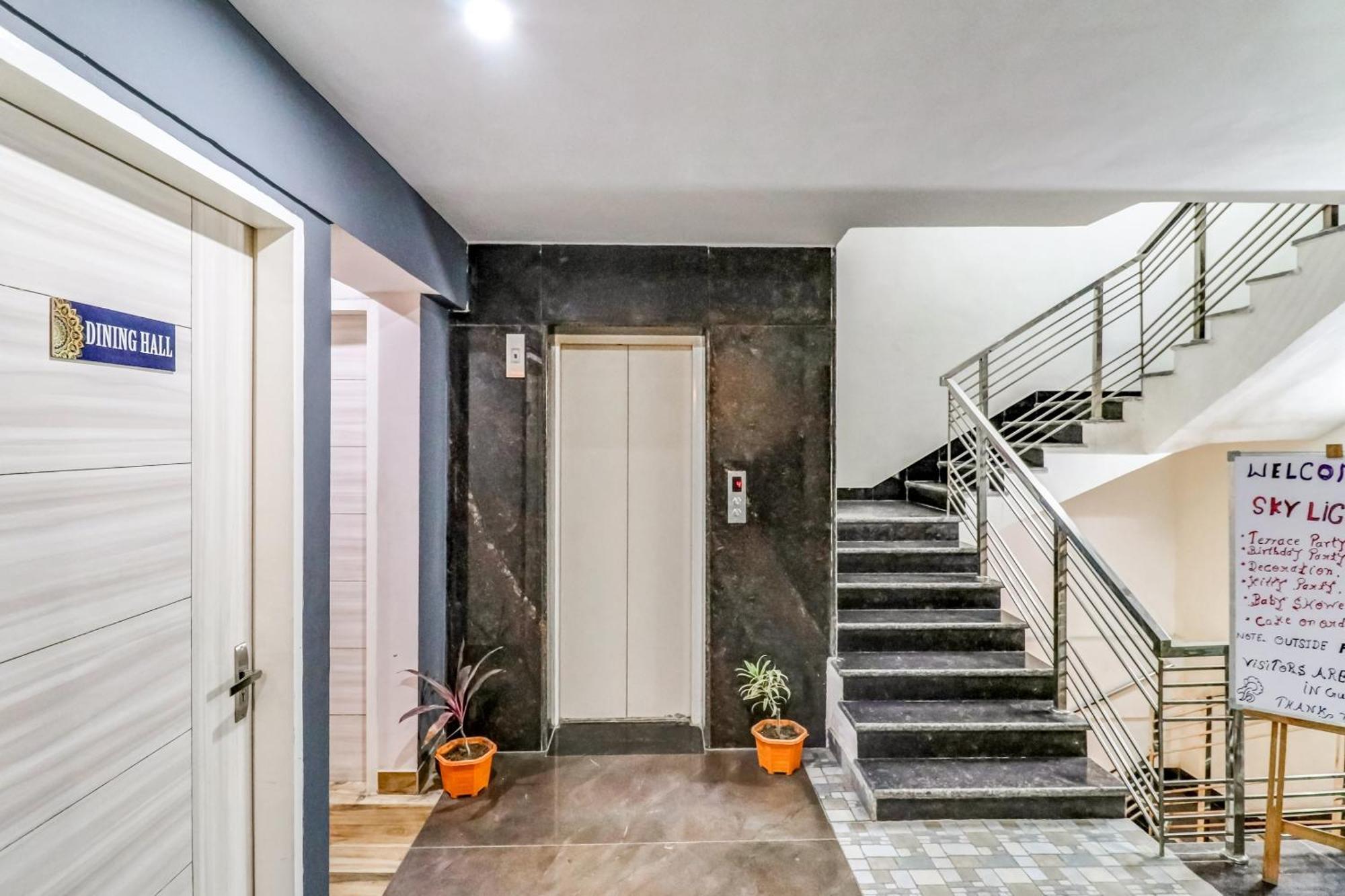 Townhouse Skylight Near Medanta Hospital Hotel Гургаон Екстериор снимка