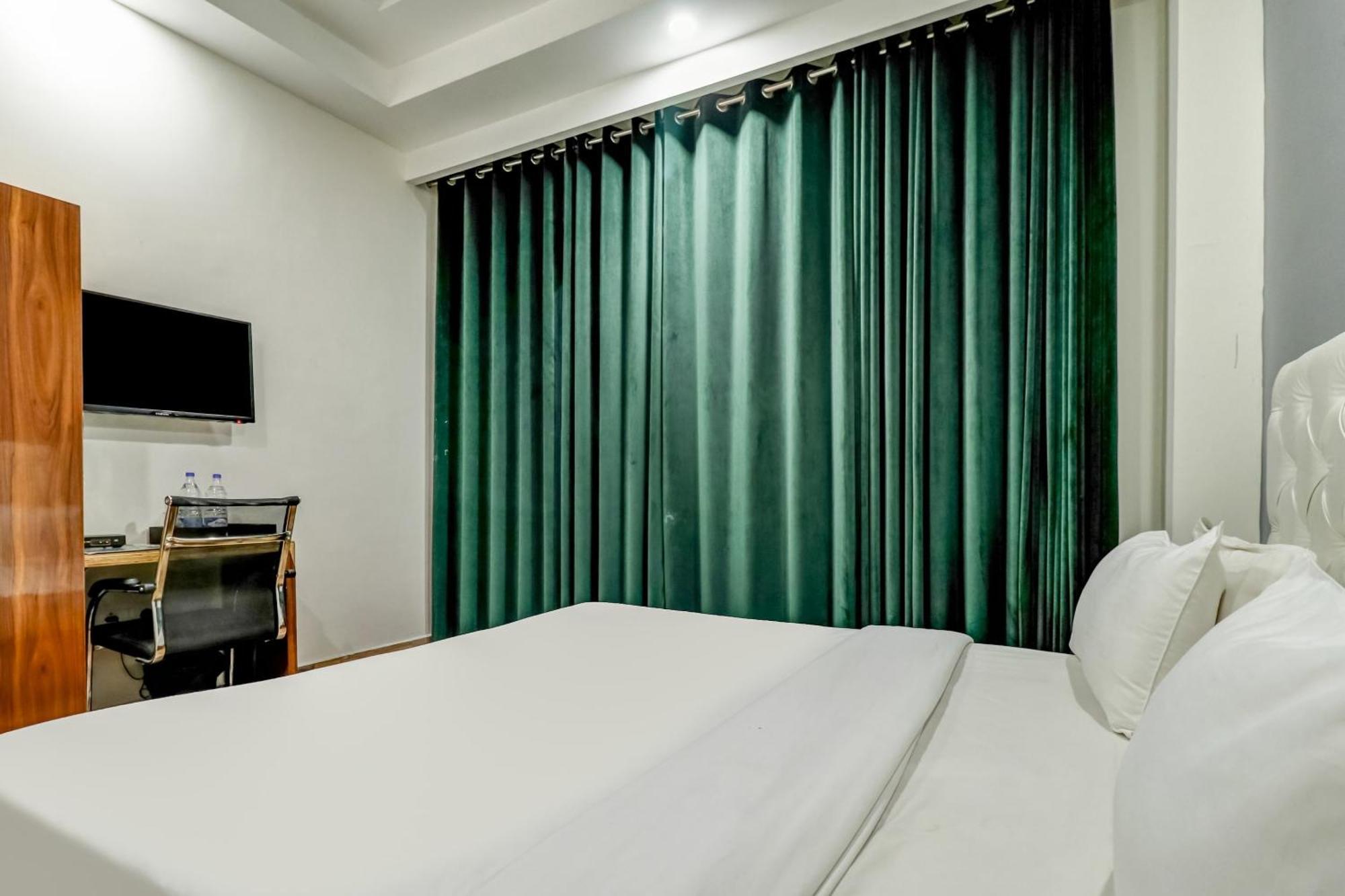 Townhouse Skylight Near Medanta Hospital Hotel Гургаон Екстериор снимка