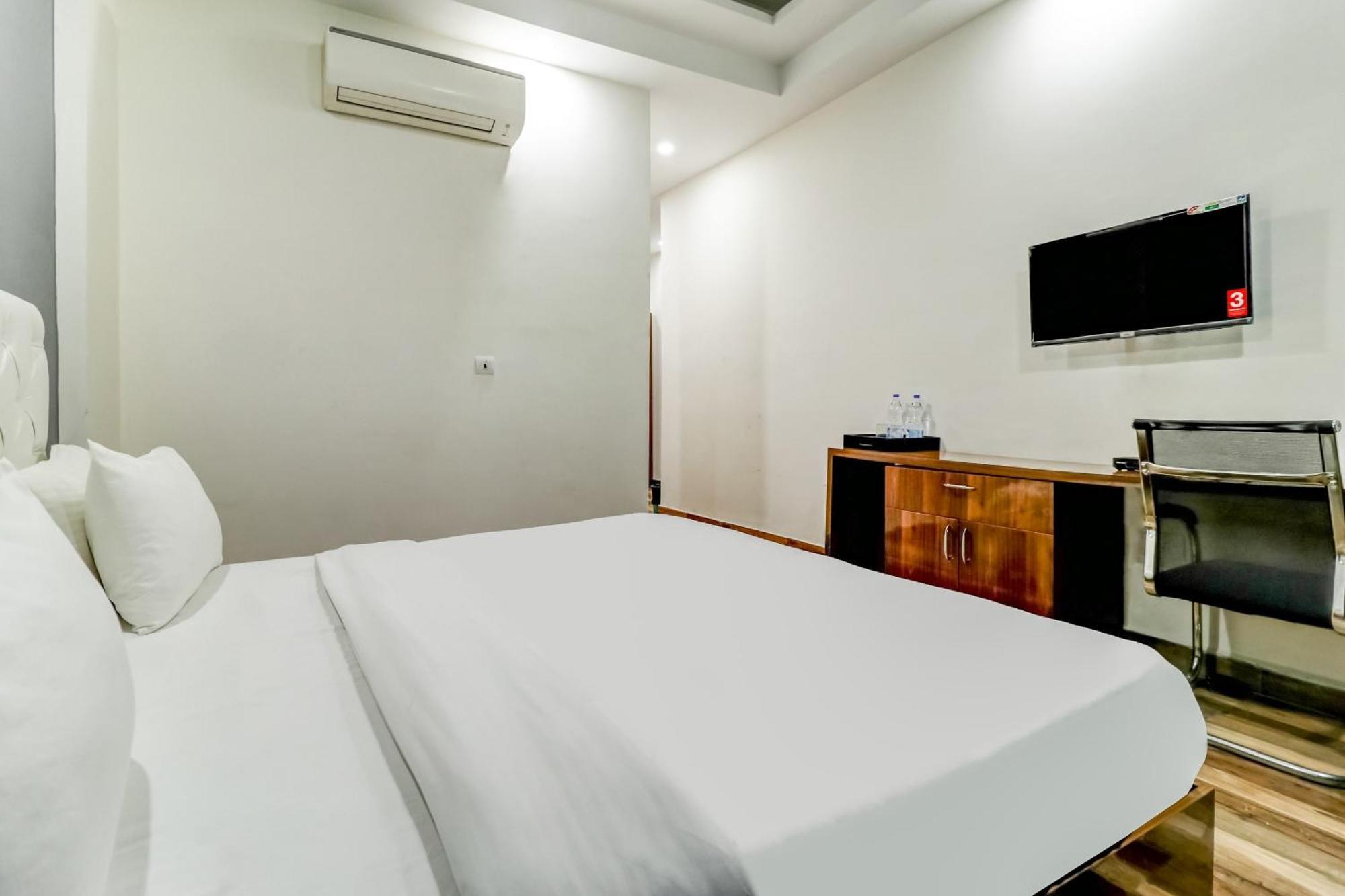 Townhouse Skylight Near Medanta Hospital Hotel Гургаон Екстериор снимка