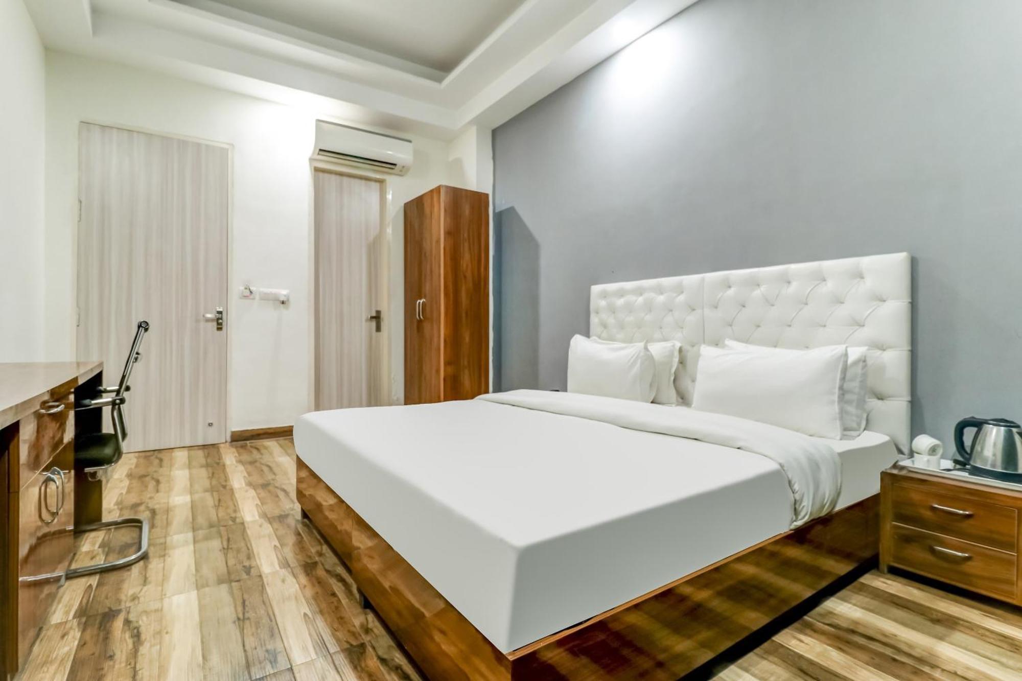 Townhouse Skylight Near Medanta Hospital Hotel Гургаон Екстериор снимка