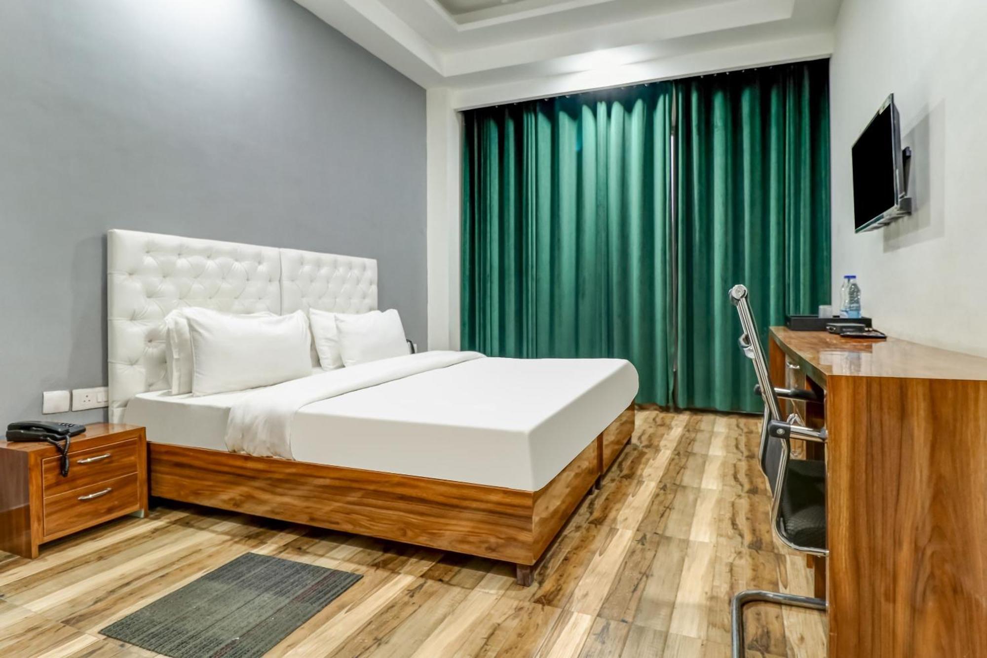 Townhouse Skylight Near Medanta Hospital Hotel Гургаон Екстериор снимка