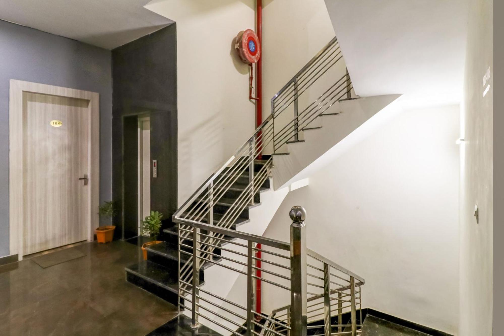 Townhouse Skylight Near Medanta Hospital Hotel Гургаон Екстериор снимка