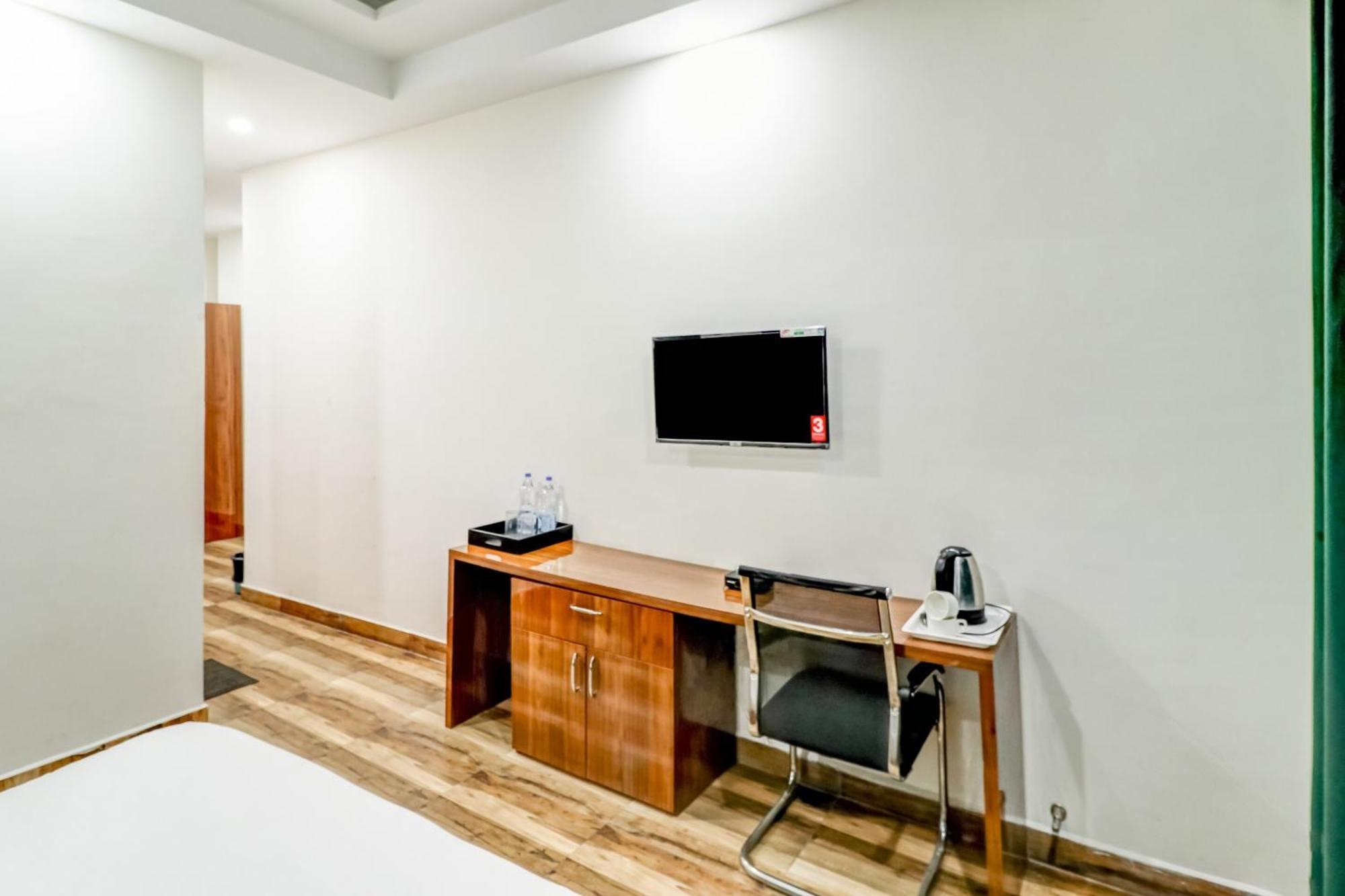 Townhouse Skylight Near Medanta Hospital Hotel Гургаон Екстериор снимка