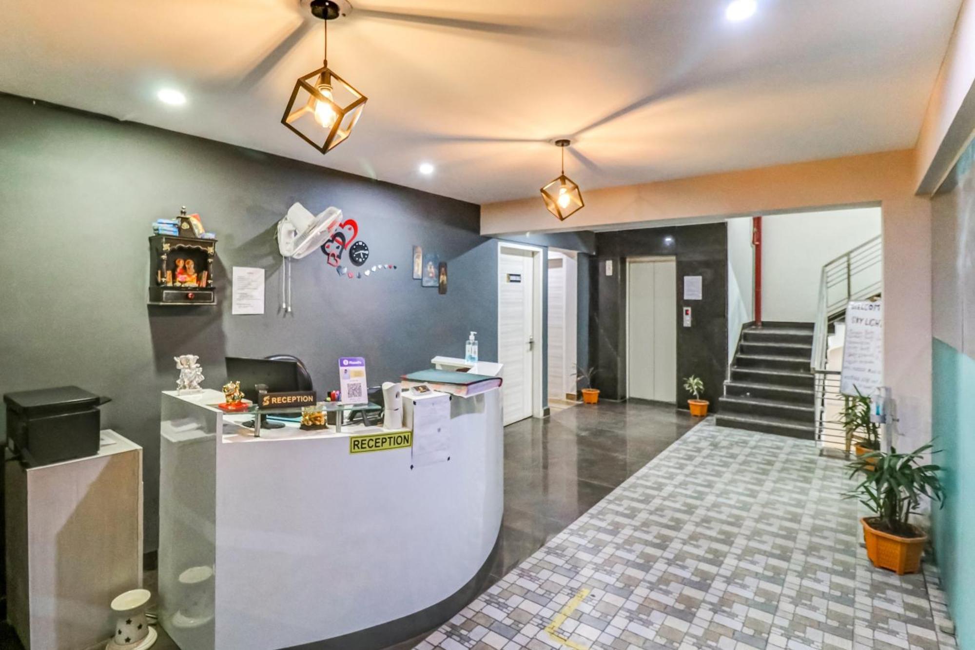 Townhouse Skylight Near Medanta Hospital Hotel Гургаон Екстериор снимка