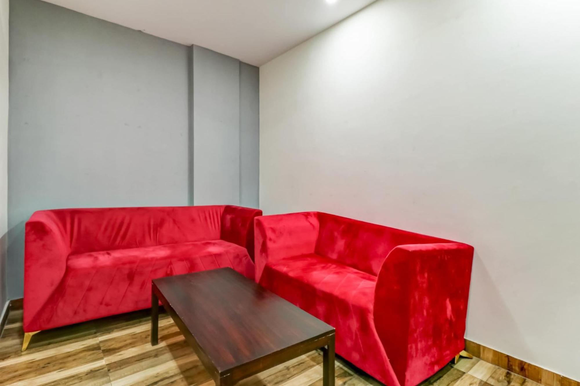 Townhouse Skylight Near Medanta Hospital Hotel Гургаон Екстериор снимка