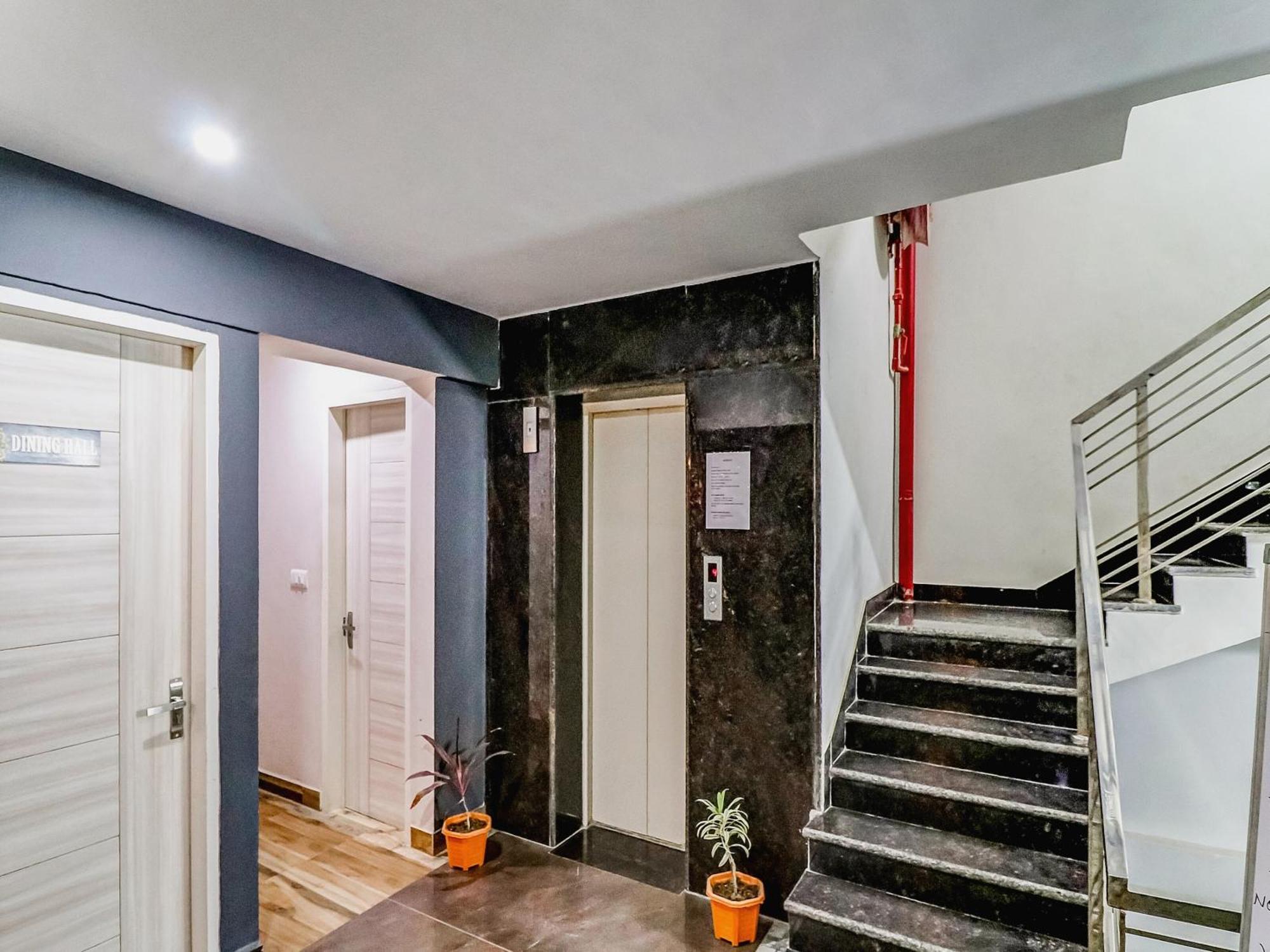 Townhouse Skylight Near Medanta Hospital Hotel Гургаон Екстериор снимка